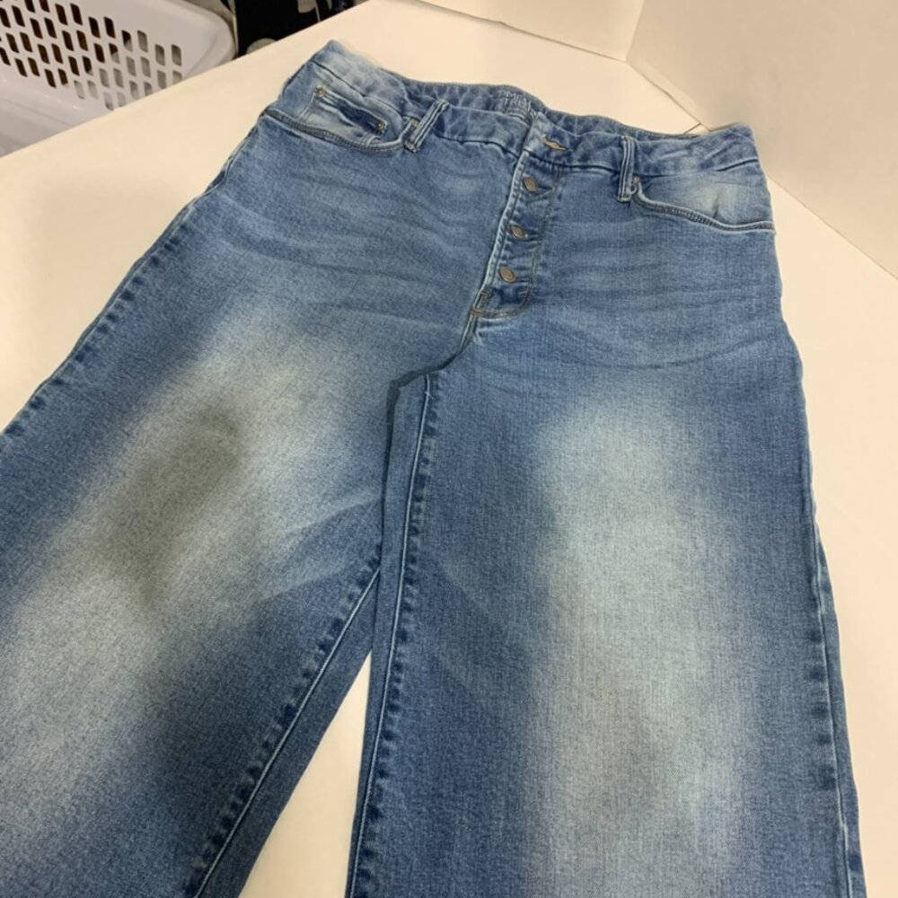 Time and Tru Womens Size 12 Button Distressed Jeans Short - Picture 2 of 9